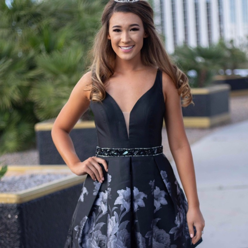Super cute black homecoming/cocktail dress🖤